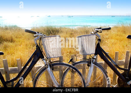 Fahrräder-paar in Formentera Strand geparkt Stockfoto