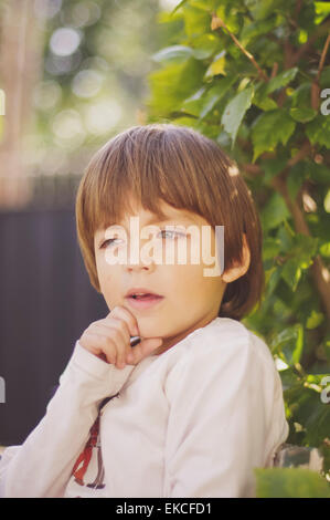 Bildnis eines Knaben mit Hand am Kinn Stockfoto