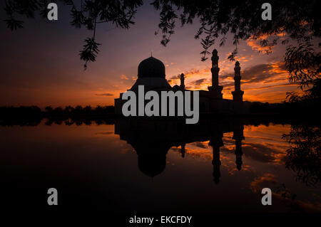 Silhouette von Kota Kinabalu Stadt schwimmende Moschee, Sabah, Borneo, Ost-Malaysia Stockfoto