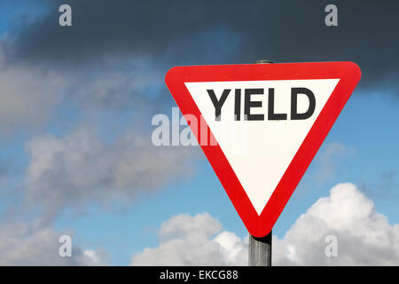 Wege-Schild mit Text Ertrag und dunkle Wolken in Irland zu geben Stockfoto