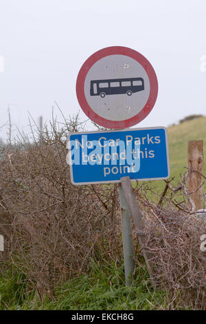 Melden Sie keine Parkplätze über diesen Punkt hinaus und keine Busse Stockfoto