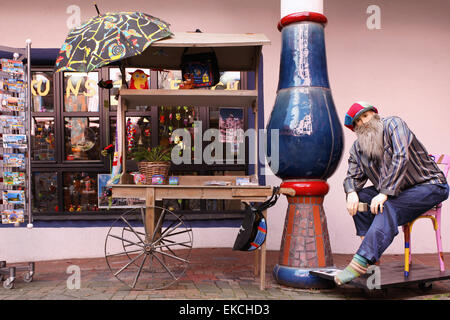 Ein Shop & Museum in der grünen Zitadelle mit einer Schaufensterpuppe, die Vertretung des berühmten Architekten Friedensreich Hundertwasser. Magdeburg. Stockfoto