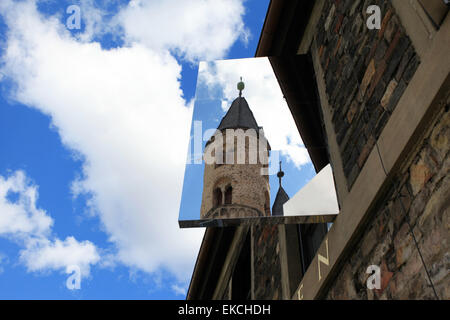 Eines der versilberten Fenster an der Fassade des Klosters unserer lieben Frau spiegelt die Marienkirche. Magdeburg, Deutschland. Stockfoto