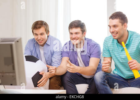 glücklich männlichen Freunde mit Fußball und vuvuzela Stockfoto