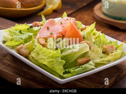 Ein köstlicher geräucherter Lachs Caesar-Salat mit geräuchertem Lachs, Croutons, Schnittlauch und Kapern. Stockfoto