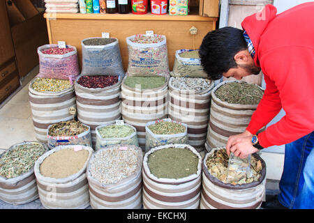 Amman, Jordanien - März 22,2015: Man verkauft Gewürze in der Innenstadt von Markt von Amman in Jordanien Stockfoto