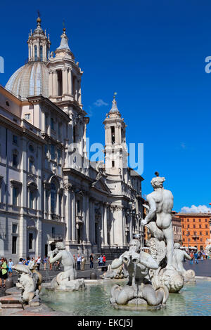 Italien Rom Piazza Navona Fontana del Moro Moor Brunnen Sant Agnese von der Piazza Navona Stockfoto