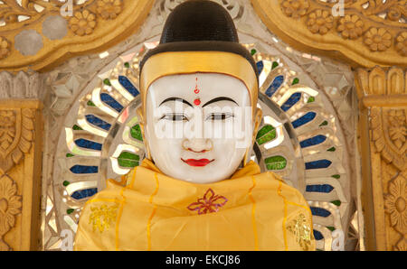 Nahaufnahme Detail von einer hochglanzpolierten gemalt weiße Marmor Buddha-Statue in Mandalay Myanmar Stockfoto