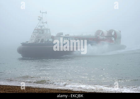 ein Hovercraft kommt von der Isle Of Wight, als ein schwerer Meer Nebel in aus Meer Southsea England England driftet Stockfoto