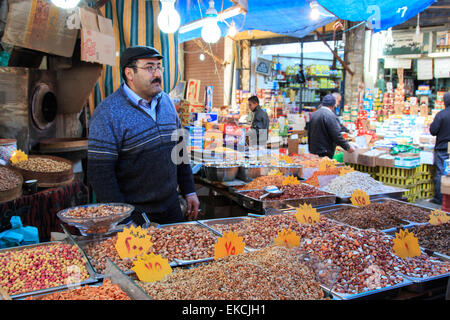 Amman, Jordanien - März 22,2015: Man verkauft Gewürze in der Innenstadt von Markt von Amman in Jordanien Stockfoto