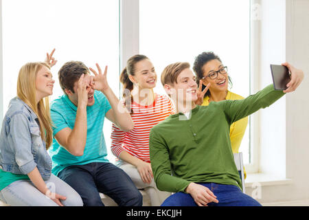 lächelnde Studenten machen Bild mit TabletPC Stockfoto