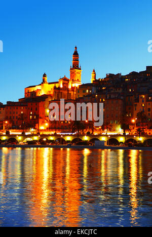 Stadt von Menton bei Nacht. Côte d ' Azur. Stockfoto