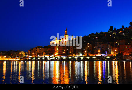 Stadt von Menton bei Nacht. Côte d ' Azur. Stockfoto