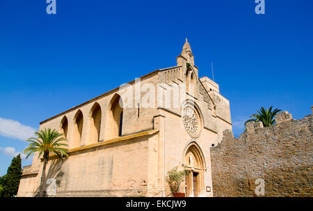 Alcudia Sant Jaume Kirche in der Nähe von römischen Burgmauer Mallorca Stockfoto