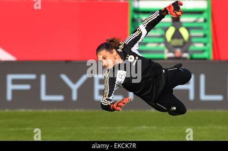 Fürth, Deutschland. 8. April 2015. Deutschlands Nadine Angerer im Bild vor der internationalen Frauen Fußballspiel zwischen Deutschland und Brasilien in Fürth, Deutschland, 8. April 2015. Foto: Karl-Josef Hildenbrand/Dpa/Alamy Live News Stockfoto