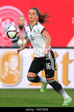 Fürth, Deutschland. 8. April 2015. Deutschlands Melanie Leupolz in Aktion während der internationalen Frauen Fußball-match zwischen Deutschland und Brasilien in Fürth, Deutschland, 8. April 2015. Foto: Karl-Josef Hildenbrand/Dpa/Alamy Live News Stockfoto