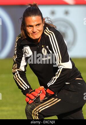 Fürth, Deutschland. 8. April 2015. Deutschlands Nadine Angerer im Bild vor der internationalen Frauen Fußballspiel zwischen Deutschland und Brasilien in Fürth, Deutschland, 8. April 2015. Foto: Karl-Josef Hildenbrand/Dpa/Alamy Live News Stockfoto