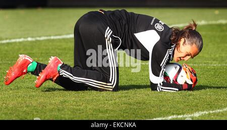 Fürth, Deutschland. 8. April 2015. Deutschlands Nadine Angerer im Bild vor der internationalen Frauen Fußballspiel zwischen Deutschland und Brasilien in Fürth, Deutschland, 8. April 2015. Foto: Karl-Josef Hildenbrand/Dpa/Alamy Live News Stockfoto