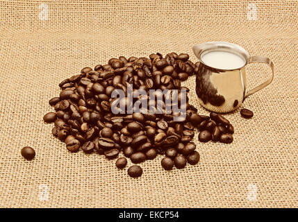 Retro-Foto von Kaffeebohnen auf Sackleinen Hintergrund. Stockfoto