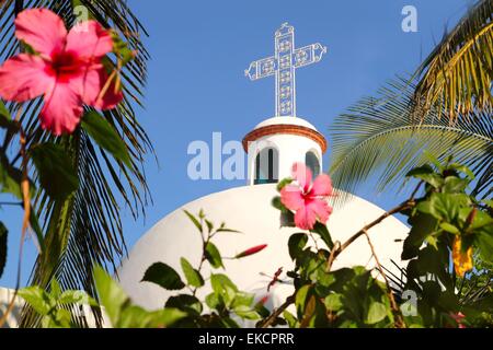 Playa del Carmen weiße mexikanischen Kirche Bögen Glockenturm Stockfoto