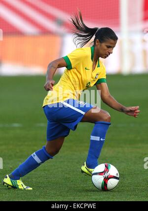 Fürth, Deutschland. 8. April 2015. Brasiliens Fabiana in Aktion während der internationalen Frauen Fußball-match zwischen Deutschland und Brasilien in Fürth, Deutschland, 8. April 2015. Foto: Karl-Josef Hildenbrand/Dpa/Alamy Live News Stockfoto