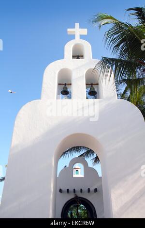 Playa del Carmen weiße mexikanischen Kirche Bögen Glockenturm Stockfoto