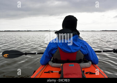 Junge Frau in erweiterte Elemente Cabrio Kajak auf Hickling Broad, Norfolk Broads National Park Stockfoto