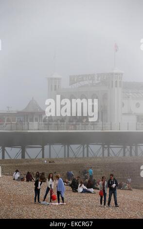 Ein Meer Nebel senkt sich über Brighton Seafront. Stockfoto