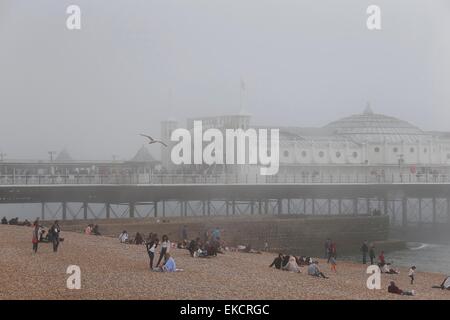 Ein Meer Nebel senkt sich über Brighton Seafront. Stockfoto