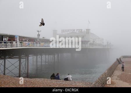 Ein Meer Nebel senkt sich über Brighton Seafront. Stockfoto