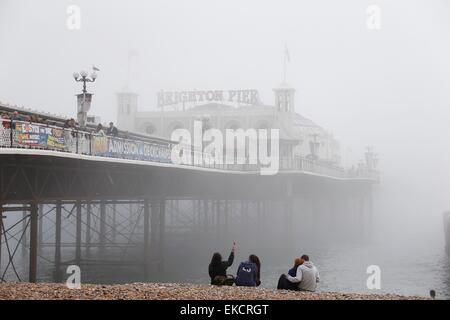 Ein Meer Nebel senkt sich über Brighton Seafront. Stockfoto