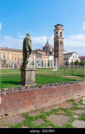 Turin Architektur, Blick von der Piazza Augusta gegenüber dem Palazzo Reale und der Palazzo Vecchio (15. Jahrhundert) im Zentrum (centro storico) von Turin, Italien Stockfoto