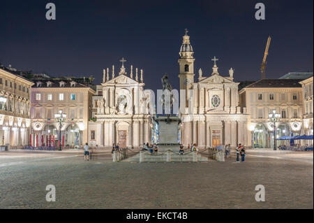 Piazza San Carlo Turin, Nachtaufnahme der Piazza San Carlo im Zentrum von Turin, einschließlich der San Carlo Borromeo und Santa Cristina Kirchen, Italien. Stockfoto