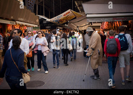 Barcelona, Spanien. 9. April 2015. Ein Mann bittet am Haupteingang von La Boqueria-Markt in Barcelona. Rathaus von Barcelona hat mehr als 15 Touristengruppen vom Markt während der Hauptverkehrszeiten der Woche verboten. Die Maßnahme kommt im Zuge einer Petition per Marktfahrer am La Boqueria zu Barcelonas Markt Institut anfordern, dass Gruppenzugriff auf Überfüllung zu vermeiden begrenzt. Bildnachweis: Jordi Boixareu/Alamy Live-Nachrichten Stockfoto