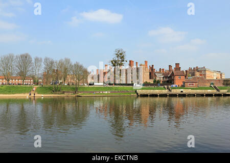 Hampton Court, London, UK. 9. April 2015. UK-Wetter: Von 14:00, die der Morgennebel entfernt verbrannt hatte verlassen einen Nachmittag sonnigen und warmen mit Temperaturen bis 16 Grad in Hampton Court am Ufer der Themse in South West London. Bildnachweis: Julia Gavin UK/Alamy Live-Nachrichten Stockfoto