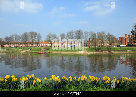 Hampton Court, London, UK. 9. April 2015. UK-Wetter: Von 14:00, die der Morgennebel entfernt verbrannt hatte verlassen einen Nachmittag sonnigen und warmen mit Temperaturen bis 16 Grad in Hampton Court am Ufer der Themse in South West London. Bildnachweis: Julia Gavin UK/Alamy Live-Nachrichten Stockfoto