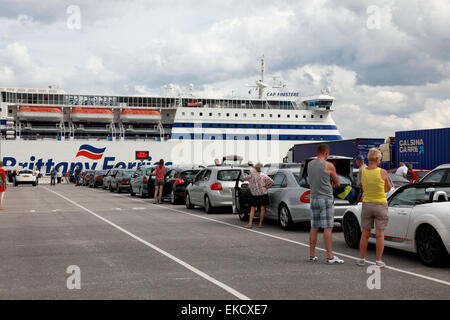 Eine Warteschlange von Urlaubern mit ihren Autos in den Hafen von Bilbao, Nordspanien, warten auf ein Brittany Ferries Fähre Stockfoto