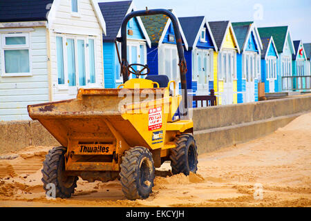 Malerischer Effekt des Baggers am Strand von Hengistbury Head, Mudeford Spit, Christchurch, Dorset UK im Januar Stockfoto