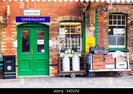 Gepäck auf gestern, Sheringham Bahnhof North Norfolk, UK Fällen alte Plattform Reisen Stämme Stockfoto