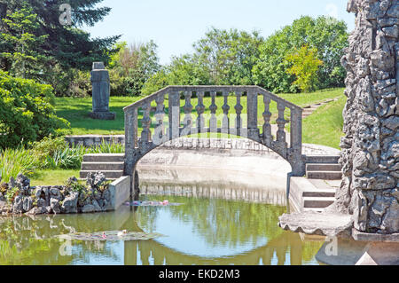 Stanjel, Wasser Becken Steinbrücke im Wasserbecken, Karst Region, Slowenien, Europa, Fadianijevaga Del Park Stockfoto