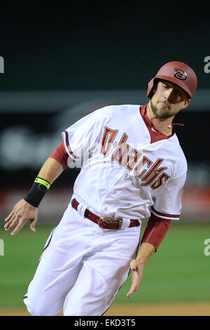 6. April 2015; Phoenix, AZ, USA; Arizona-Diamantmarkierungen Center Fielder Ender Inciarte (5) runden dritten Base gegen die San Francisco Giants im MLB-Spiel im Chase Field in Phoenix, AZ. Joe Camporeale/Cal Sport Media Stockfoto