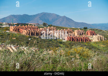 Spannish Holiday Apartment Komplex Duquesa Spanien. Die Berge der Sierra Nevada im Hintergrund. Stockfoto