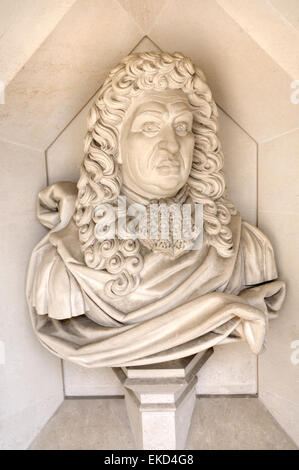 London, England, Vereinigtes Königreich. Guildhall Art Gallery in der Stadt. Moderne steinerne Büste von Samuel Pepys (Tagebuchschreiber: 1633-1703) Stockfoto