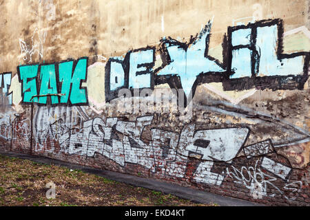 Sankt-Petersburg, Russland-3. April 2015: Graffiti Fragment mit bunten Text auf alte Mauer. Vasilievsky Insel Stockfoto