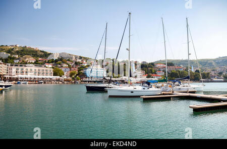 Yachten und Boote vertäut sind in der Marina von Balchik, Bulgarien Stockfoto