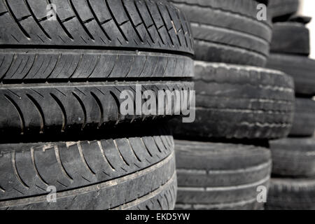 Auto Reifen Pneus in Reihen gestapelt Stockfoto