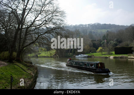 Eine blau gefärbt schmal Boot (Barge) bewegen stromabwärts auf der Themse durch den Spalt Goring, Oxfordshire. Stockfoto