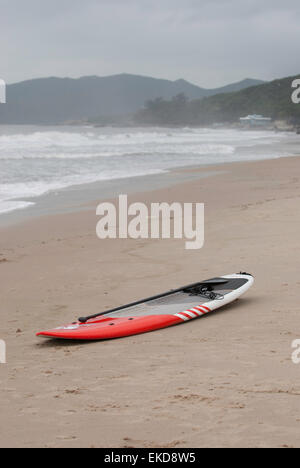 Paddle Board Verlegung auf den sandigen Strand des oberen Cheung Sha Beach Lantau Insel Hong Kong China Stockfoto