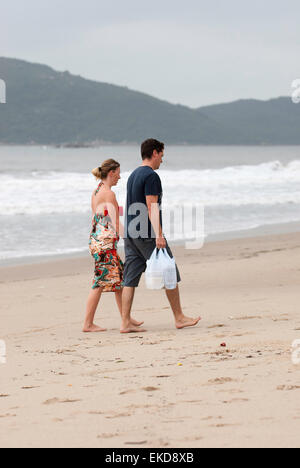 Paar am Strand entlang spazieren, auf Lantau Island, Hong Kong Stockfoto