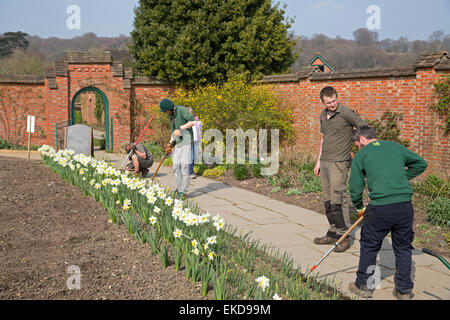 Gärtner arbeiten in den Gärten von Chartwell Haus St Winston Churchill. Stockfoto